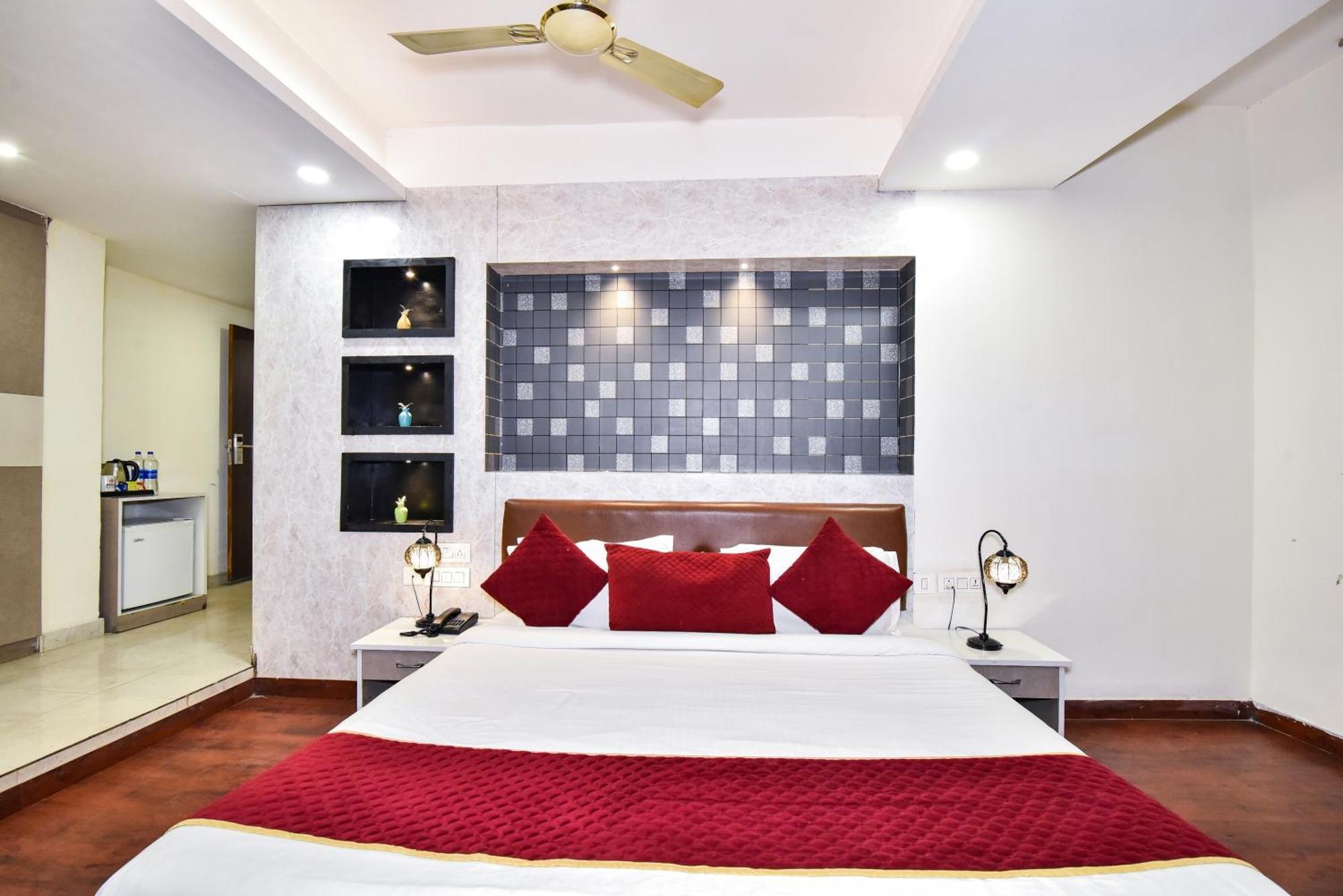 Pinaz Royale Hotel Amritsar Exterior photo